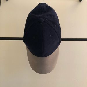 Plain velvet navy hat w gray brim